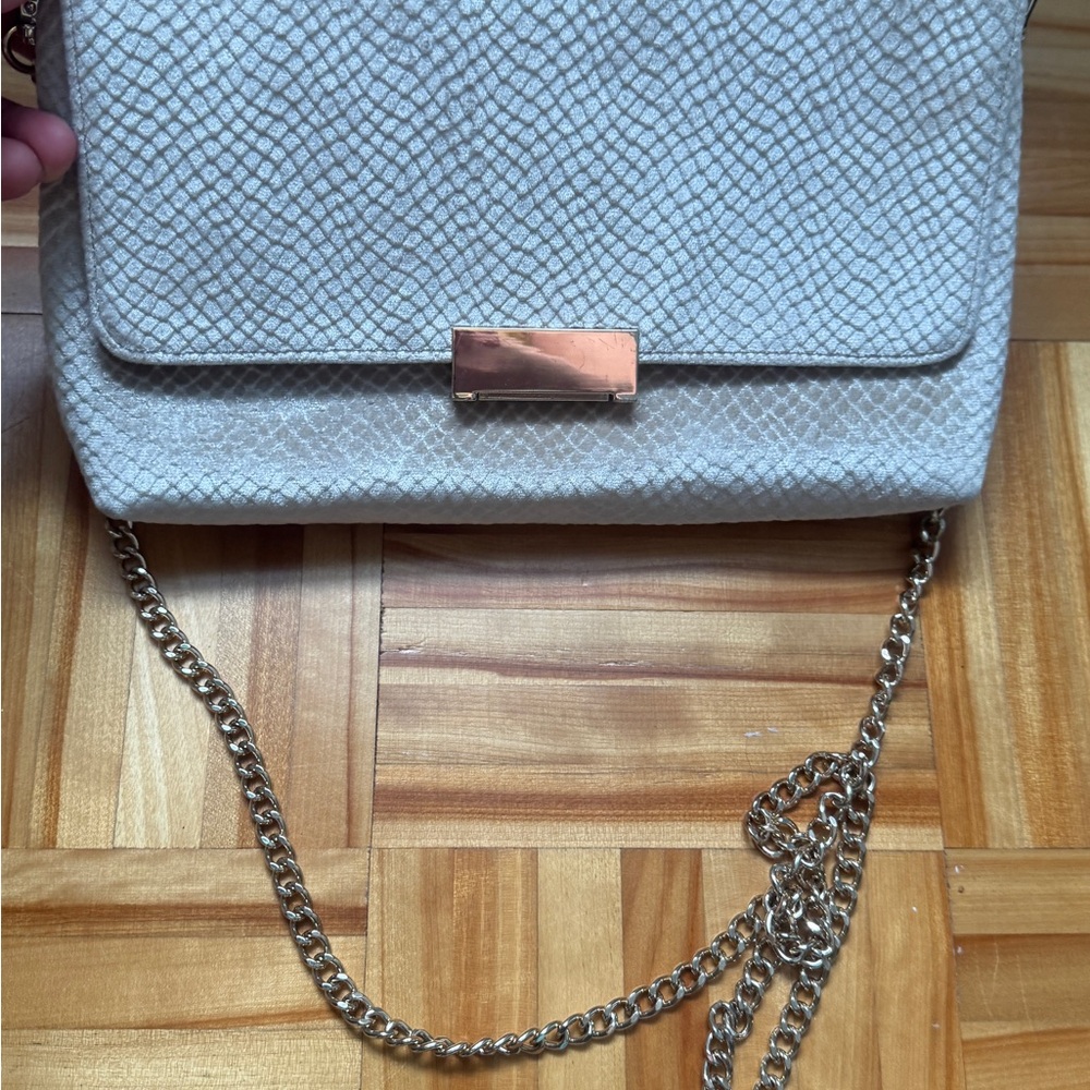 Chic Textured Handbag with Gold Chain